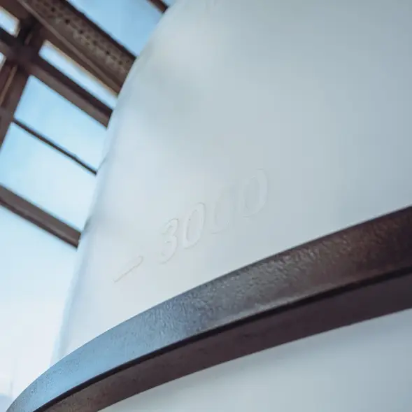 Емкость ЦКТ 5000 л с патрубком 90мм с фланцем под плотность до 1,2 г/см3 белая в обрешетке с лестницей