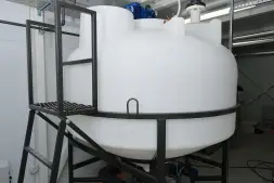 Емкость ЦКТ 3000 л с патрубком 90мм под плотность до 1,5 г/см3 белая в обрешетке с лестницей