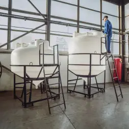 Емкость ЦКТ 5000 л с патрубком 110мм под плотность до 1,5 г/см3 белая в обрешетке