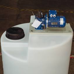 Емкость дозировочная 500 л с лопастной мешалкой